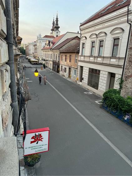Garsonieră decomandată în P-ța Unirii