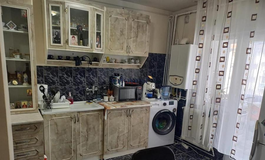 Apartament cu 3 camere decomandat în Carpați 2