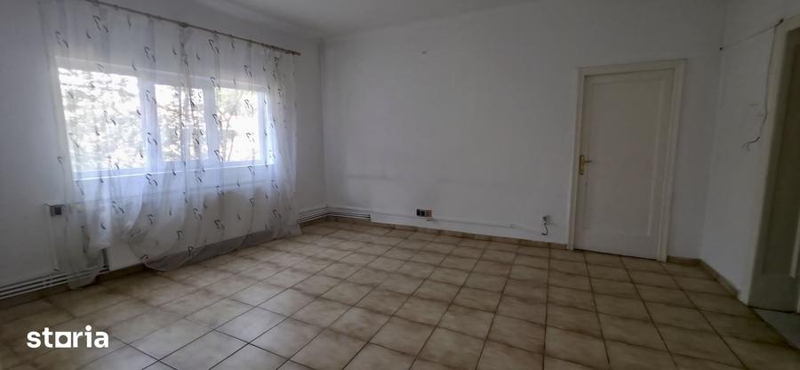Apartament cu 3 camere nedecomandat în Centrul Civic