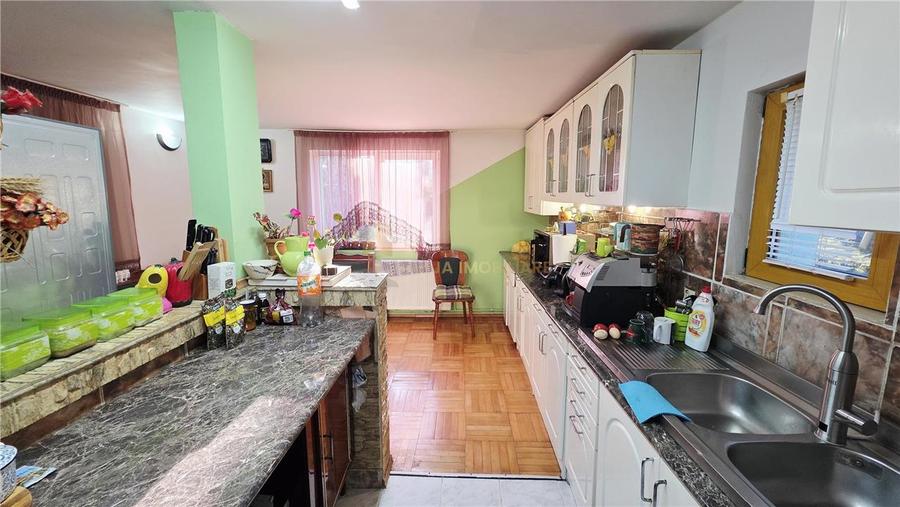 Casă individuală cu 16 camere cu Canalizare în Dâmbul Rotund