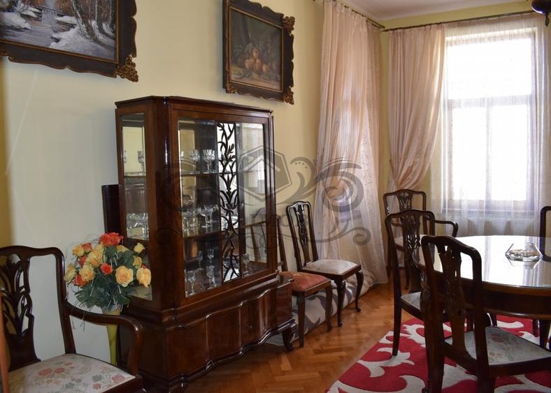 Casă individuală cu 9 camere cu Canalizare în Centrul Istoric