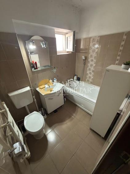 Apartament cu 4 camere decomandat, mobilat în Nicolina
