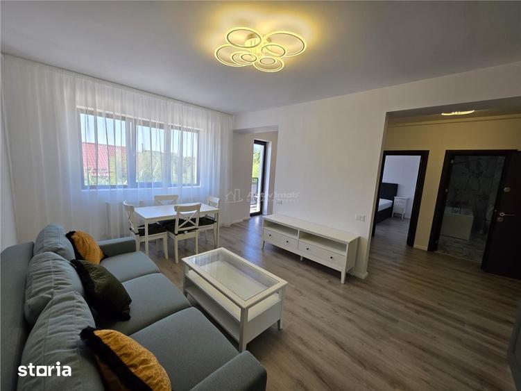 Apartament cu 3 camere semidecomandat în 1 Decembrie