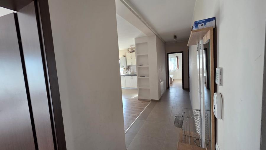 Apartament cu 3 camere semidecomandat, mobilat în Dumbrăvița