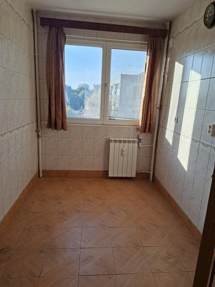 Apartament cu 3 camere semidecomandat în Gorjului