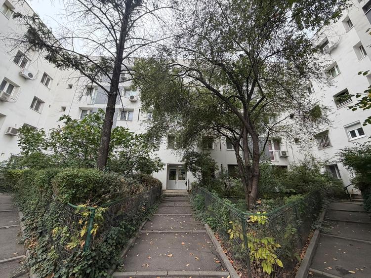 Apartament cu 4 camere decomandat în Titan
