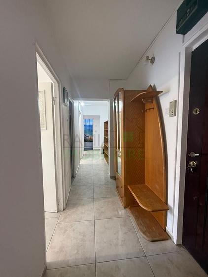 Apartament cu 3 camere decomandat, mobilat în Tractorul