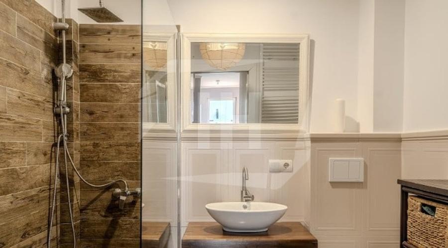 Apartament cu 3 camere semidecomandat, mobilat în Bună Ziua