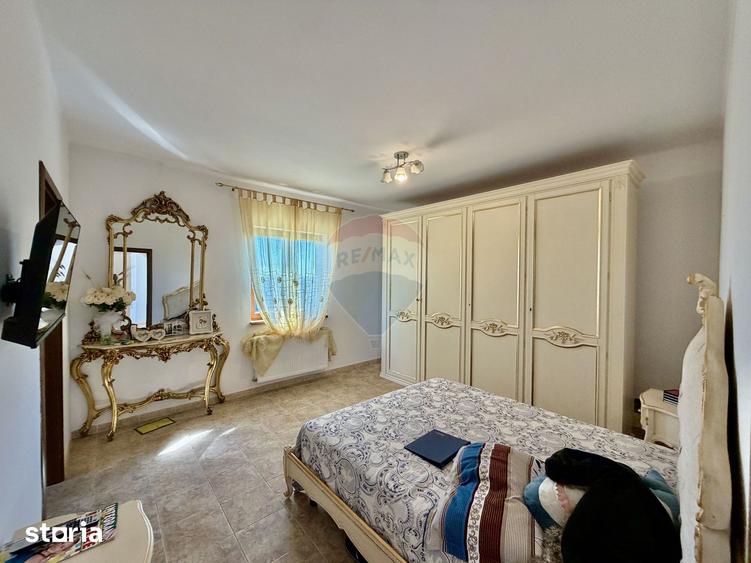 Casă cu 5 camere cu Teren 3400 Mp în Garoafa