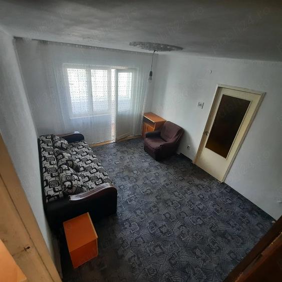 Apartament cu 3 camere semidecomandat în Vest