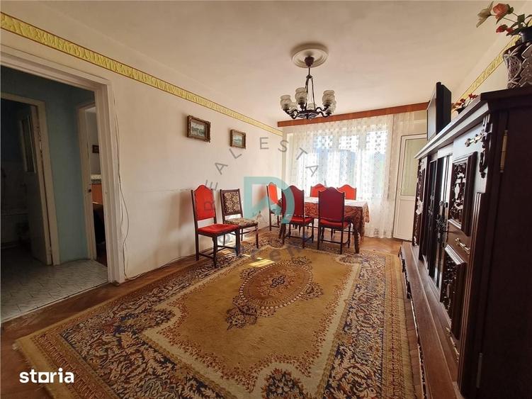 Apartament cu 3 camere decomandat în Astra