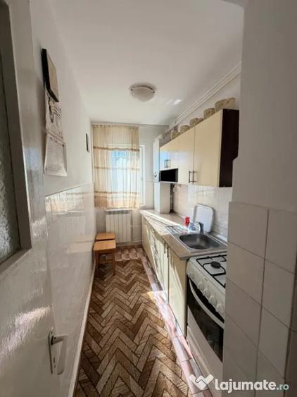 Apartament cu 3 camere semidecomandat în Casa de Cultură