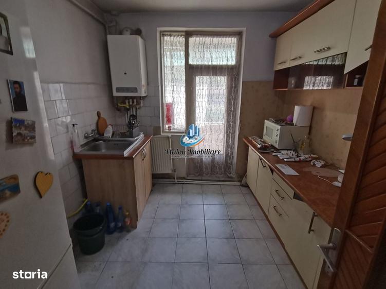 Apartament cu 3 camere decomandat în Sărata