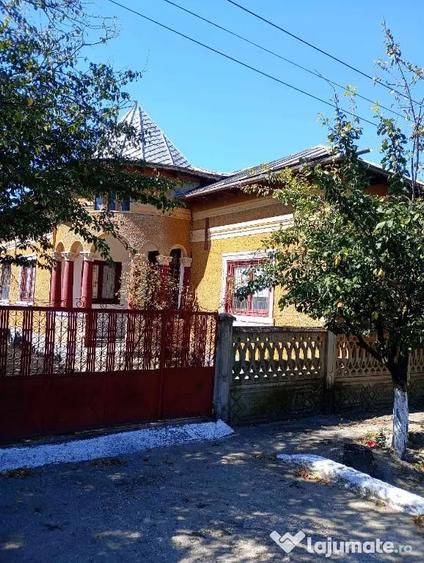 Casă cu 7 camere în Păuleasca