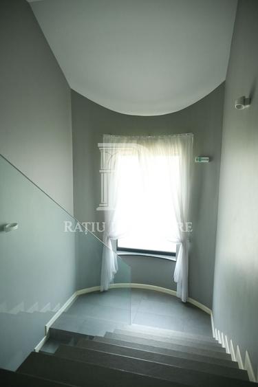 Casă individuală cu 9 camere cu Canalizare în Sânmartin