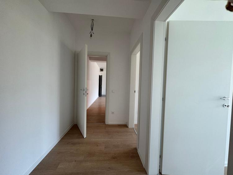 Apartament cu 4 camere semidecomandat în Străulești