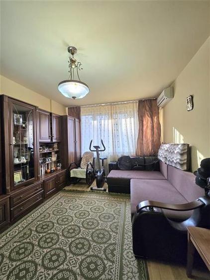 Apartament cu 3 camere semidecomandat în Teiul Doamnei