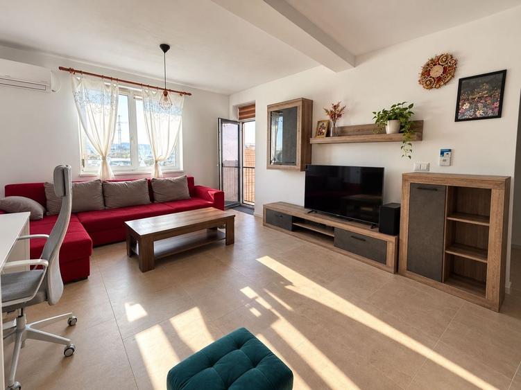 Apartament cu 3 camere semidecomandat, mobilat în Dumbrăvița