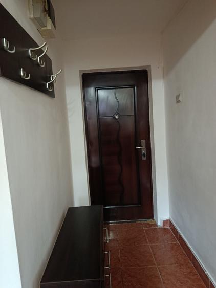 Apartament cu 2 camere semidecomandat în Tei