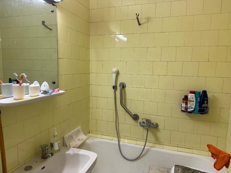Apartament cu 4 camere semidecomandat în Astra
