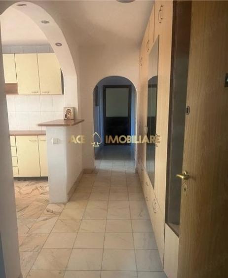 Apartament cu 4 camere decomandat, mobilat în Progresul