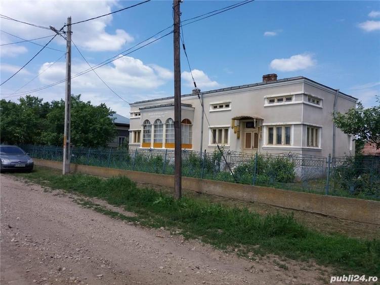 Casă cu 6 camere cu Teren 1000 Mp în Putineiu