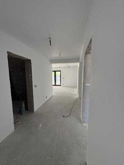 Casă cu 4 camere cu Teren 444 Mp în Golești