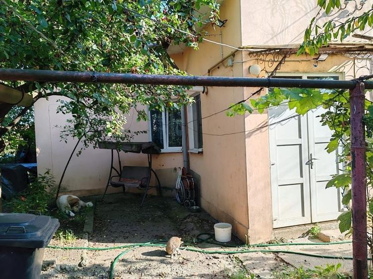 Casă cu 3 camere în Dâmbul Rotund