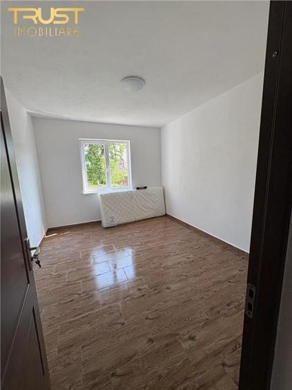 Apartament cu 8 camere semidecomandat în Petriș