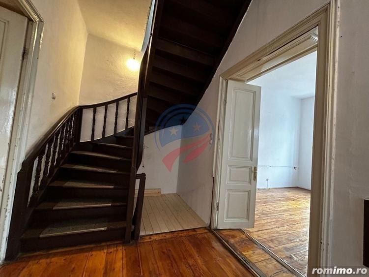 Casă cu 8 camere cu Teren 117 Mp în Ultracentral