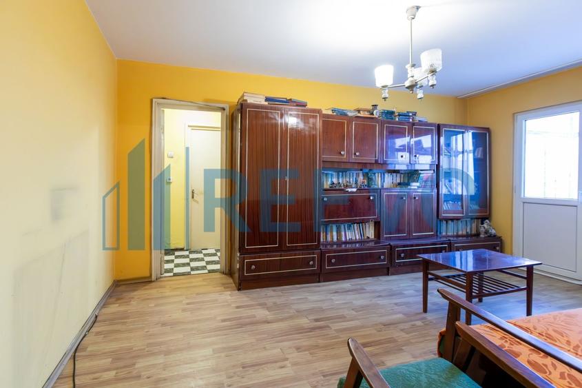 Apartament cu 3 camere semidecomandat, mobilat în Narcisa