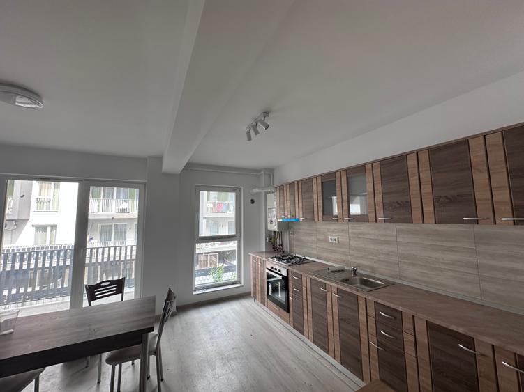 Apartament cu 3 camere semidecomandat, mobilat în Florești — fotografia 1