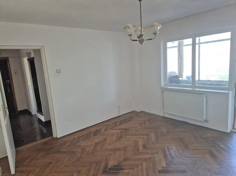 Apartament cu 3 camere decomandat în Romanilor
