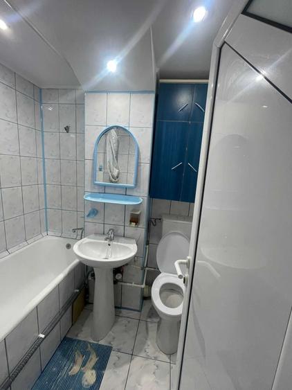 Apartament cu 3 camere semidecomandat în Ostroveni