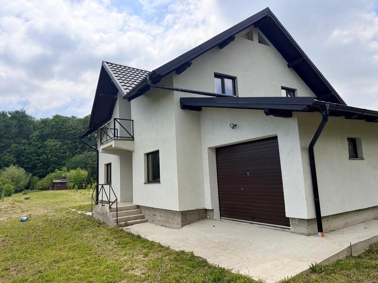 Casă cu 5 camere cu Garaj în Măriței