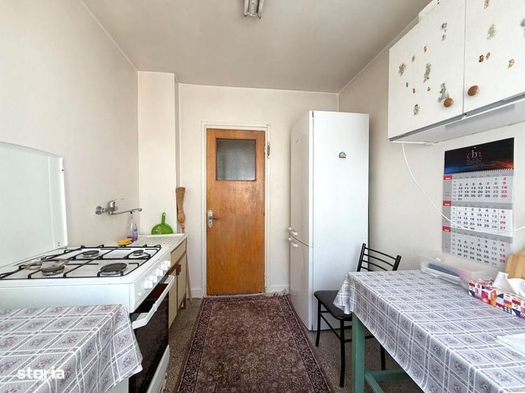 Apartament cu 3 camere semidecomandat în Costin Georgian