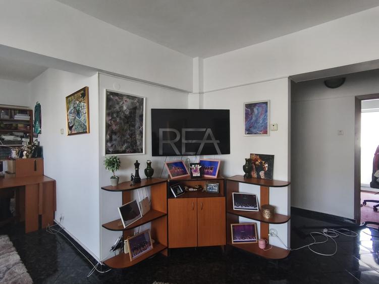 Apartament cu 4 camere decomandat, mobilat în Păcii