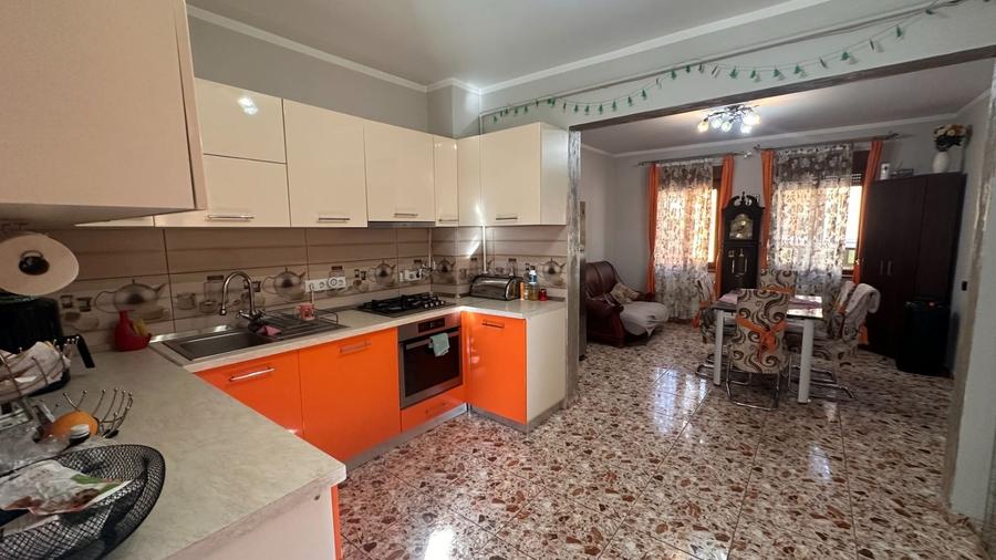 Casă cu 4 camere cu Teren 250 Mp în Lazaret