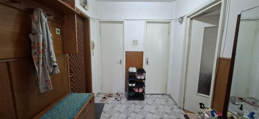 Apartament cu 3 camere semidecomandat în Mioriței