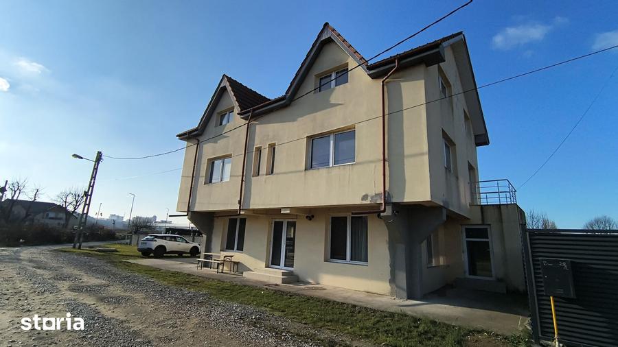 Casă cu 10 camere cu Teren 300 Mp în Sânmartin