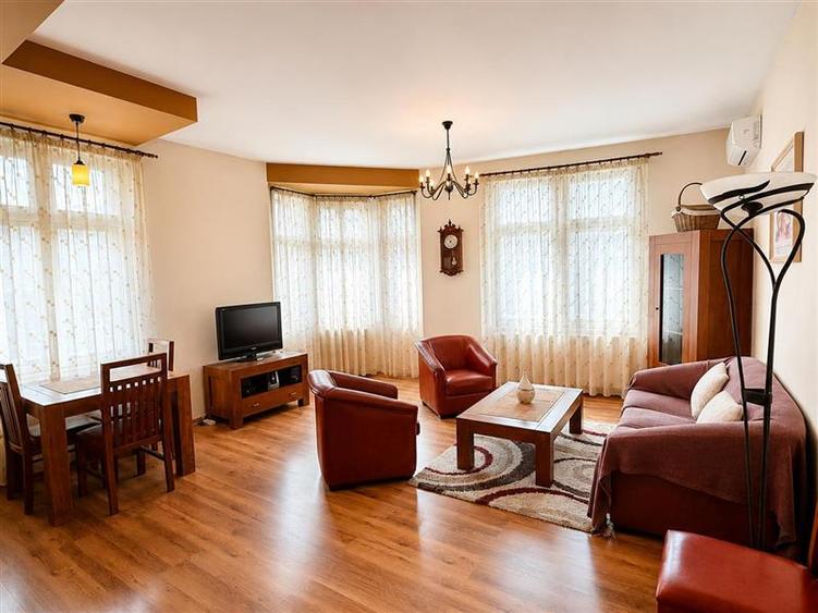 Apartament cu 3 camere decomandat, mobilat în Centrul Istoric