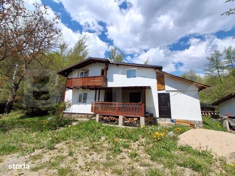 Casă cu 3 camere în Podu Corbului