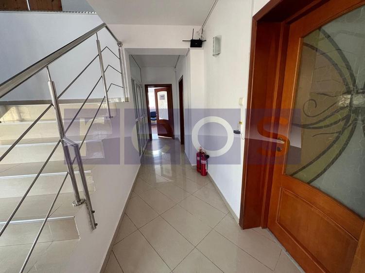 Casă individuală cu 8 camere cu Canalizare în Tineretului