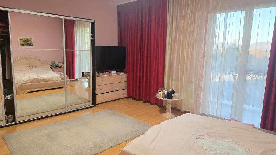 Casă cu 6 camere cu Teren 3125 Mp în 22 Decembrie
