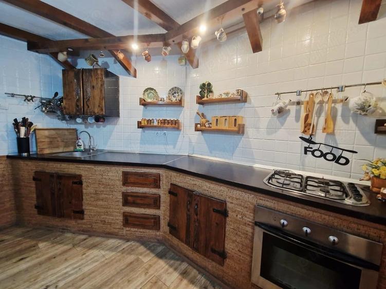 Apartament cu 4 camere decomandat în Est