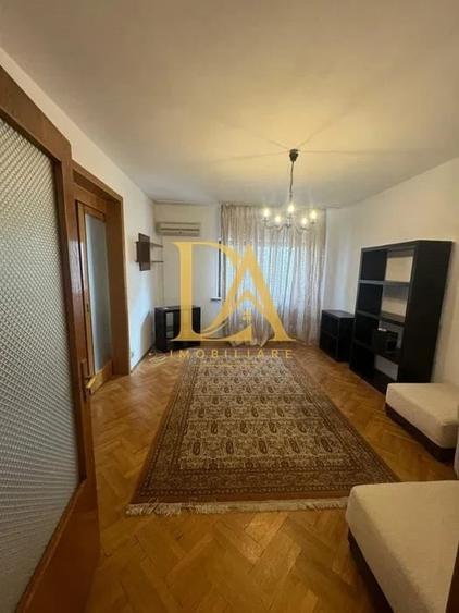 Apartament cu 3 camere decomandat în Victoriei