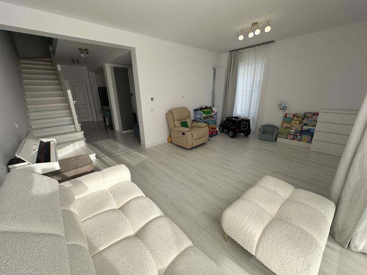 Duplex cu 4 camere cu Canalizare în Sud