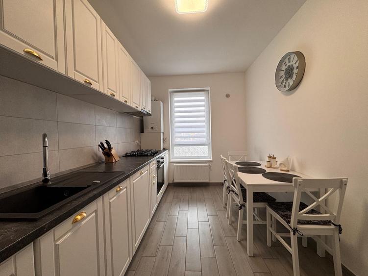 Apartament cu 3 camere decomandat, mobilat în Cristian