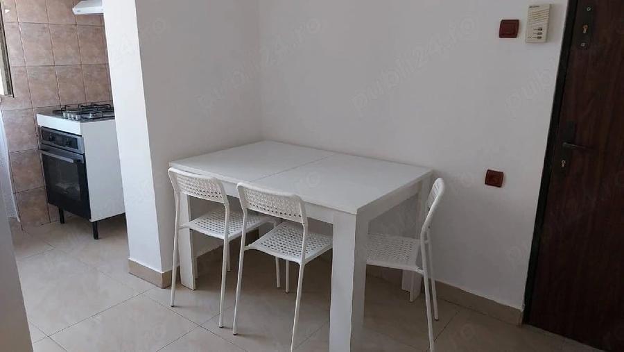 Apartament cu 2 camere semidecomandat în Craiovița Nouă