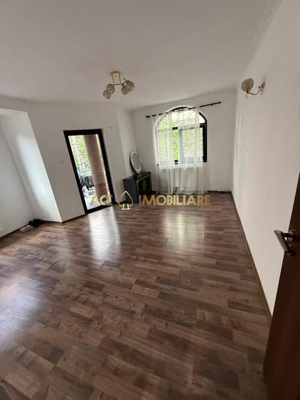 Casă individuală cu 7 camere cu Canalizare în Vitan